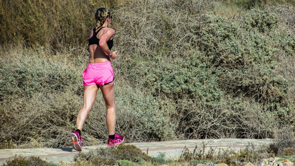 Buiten hardlopen op goede ondergrond beschermt jouw knieen